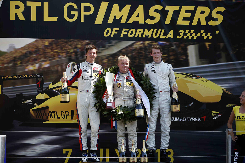 Emil Bernstorff indtog en flot tredje plads i sit debut løb, og ses her til højre på podiet med vinderen Felix Rosenqvist og teamkammeraten Alex Lynn
(Foto: Thomas Suer)